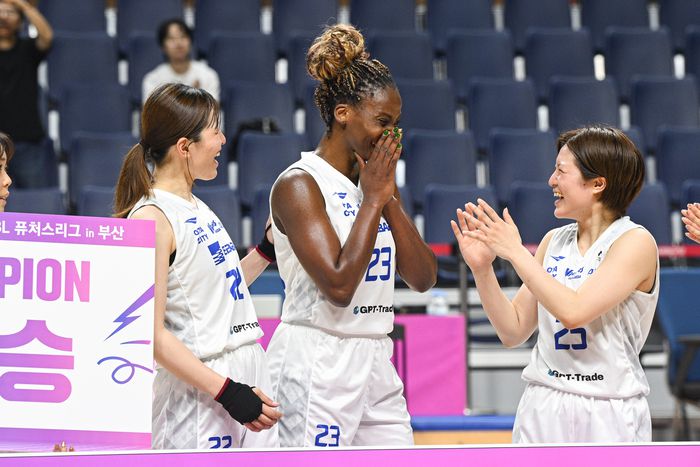도쿄 하네다 아이베 에스더 치캄소(가운데)가 10일 부산 사직체육관에서 열린 2025 WKBL 퓨처스리그 결승 일본대학선발과 경기에서 승리하며 우승을 차지한 후 MVP로 호명되자 기뻐하고 하고 있다. 사진 | WKBL