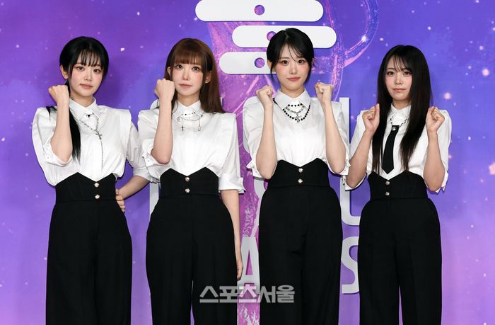 QWER이 21일 오후 인천 중구 인스파이어 아레나에서 열린 제34회 ‘서울가요대상’ 레드카펫에서 취재진을 향해 포즈를 취하고 있다. (왼쪽부터) 쵸단, 마젠타, 히나, 시연. 인천 | 박진업 기자 upandup@sportsseoul.com