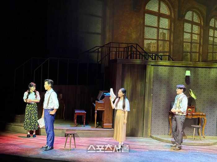 10일 연극 ‘사의 찬미’ 프레스콜에서 (왼쪽부터) 박수아, 이충주, 서예화, 도지한이 주요 장면을 시연하고 있다. 사진 | 표권향 기자 gioia@sportsseoul.com