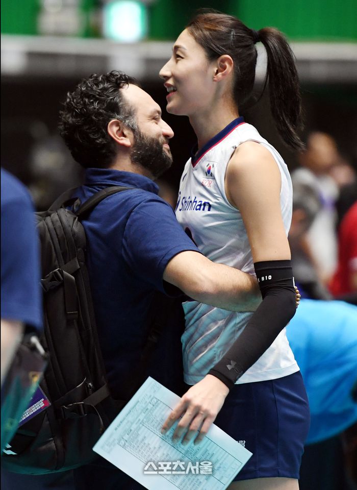 한국 여자배구대표팀의 김연경(오른쪽)과 스테파노 라바리니 감독이 2019년 잠실실내체육관에서 열린 제20회 신한금융 서울 아시아여자배구선수권 3-4위 결정전에서 세트스코어 3-0으로 중국을 꺾고 동메달을 확정짓고 기쁨을 나누고 있다. 사진 | 스포츠서울 DB
