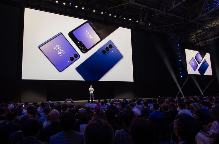 9일(현지 시간) 미국 뉴욕 브루클린 듀갈 그린하우스에서 열린 하반기 ‘갤럭시 언팩 2025’에서 삼성전자 노태문 DX부문장 직무대행(사장)이 기조 연설을 하고 있다. 사진 | 삼성전자