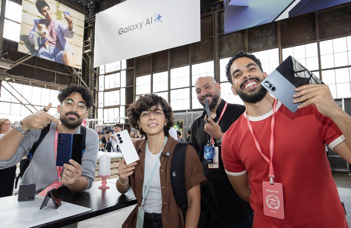미국 뉴욕 브루클린 듀갈 그린하우스 열린 하반기 ‘갤럭시 언팩 2025’에서 관람객이 ‘갤러기 Z 폴드7’을 체험하고 있다. 사진 | 삼성전자