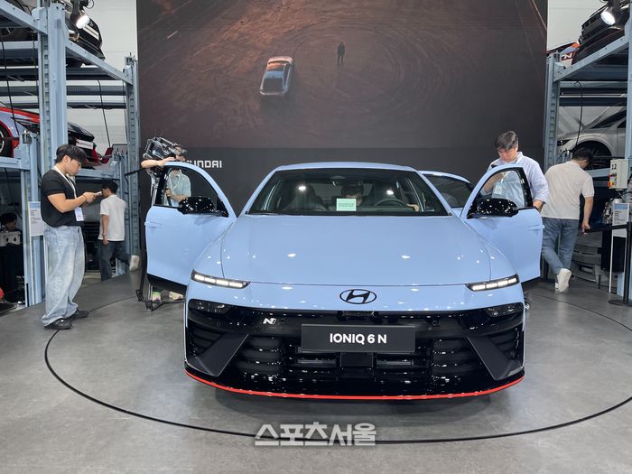 아이오닉 6 N을 둘러보고 있는 기자들. 의왕 | 원성윤 기자 socool@sportsseoul.com