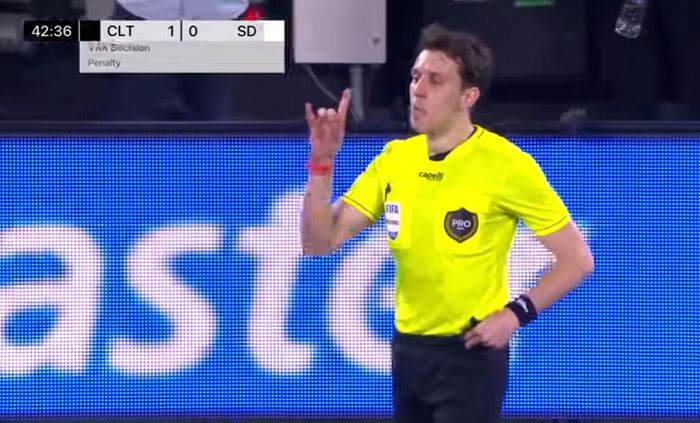 MLS에서 한 심판이 비디오 판독 결과를 발표(VAR Announcements)하고 있다. 사진 | MLS 유튜브 캡처