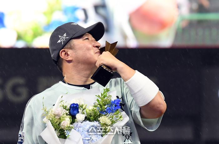 나눔팀 KIA 최형우가 6일 인천 SSG랜더스필드에서 진행된 2024 KBO리그 올스타전에서 홈런 포함 4타수 3안타 2타점 1득점을 기록하며 미스터 올스타로 선정된 뒤 트로피에 입맞춤을 하며 포즈를 취하고 있다. 문학 | 박진업 기자 upandup@sportsseoul.com