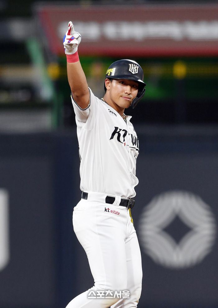 KT 안현민이 적시타를 때려낸 뒤 세리머니를 하고 있다. 수원 | 박진업 기자 upandup@sportsseoul.com