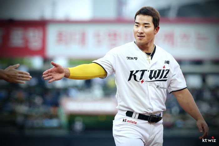 안현민이 하이파이브를 하고 있다. 사진 | KT 위즈