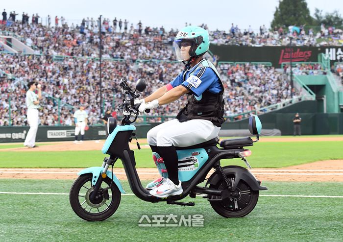 드림팀 롯데 황성빈이 6일 인천 SSG랜더스필드에서 진행된 2024 KBO리그 올스타전 3회말 배달 오토바이를 타고 타석으로 향하고 있다. 문학 | 박진업 기자 upandup@sportsseoul.com