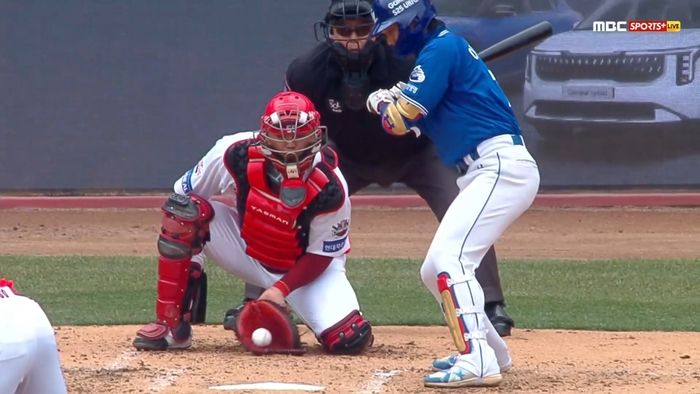 KIA 김도현이 15일 광주-기아 챔피언스 필드에서 열린 2025 KBO리그 시범경기 삼성전에서 3회초 카운트 0-2에서 이재현에게 3구째 떨어지는 커브를 던졌다. 이 공이 ABS 존 하단을 걸치면서 스트라이크 판정을 받았다. 사진 | 티빙