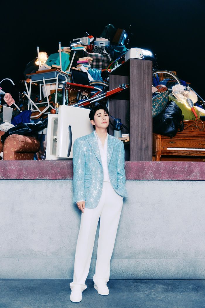 ‘주시고 (Juicy Go) (Duet with 김연자)’ 두 번째 콘셉트 포토. 사진 | 어비스컴퍼니