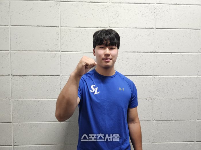 삼성 정민성이 11일 대전 한화생명 볼파크에서 열린 2025 KBO 퓨처스 올스타전에 앞서 취재진과 만나 인터뷰에 임한 후 포즈를 취하고 있다. 대전 | 강윤식 기자 skywalker@sportsseoul.com