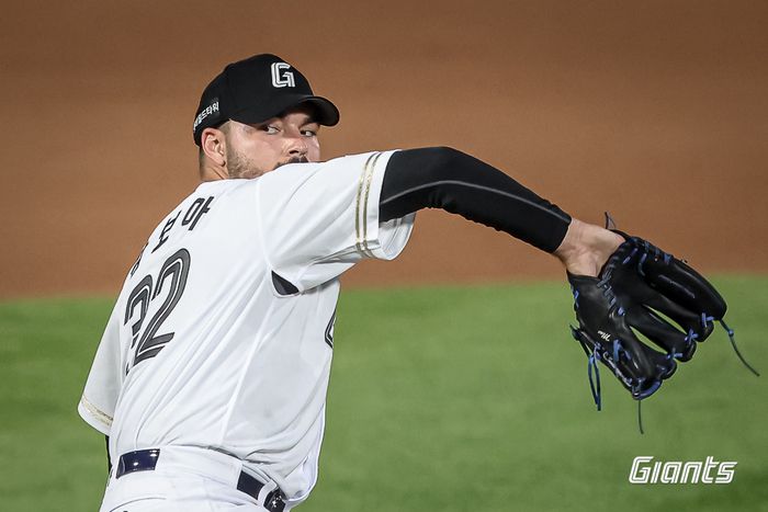 롯데 감보아가 2일 사직구장에서 열린 2025 KBO리그 LG전에 선발 등판해 역투하고 있다. 사진 | 롯데 자이언츠