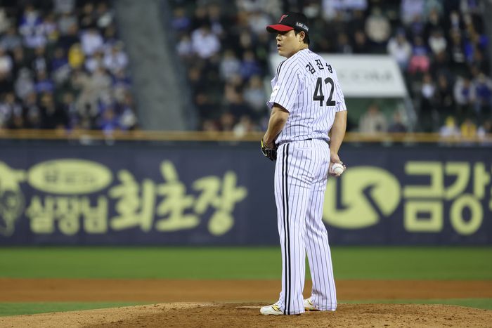 LG 김진성이 15일 서울 잠실구장에서 열린 2025 KBO리그 정규시즌 삼성전서 포수 박동원 사인을 주고 받고 있다. 이날 LG는 팀 노히트노런을 기록했다. 사진 | LG 트윈스