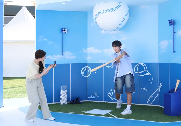 삼성전자가 KBO리그 올스타전을 ‘직관’하는 야구팬들을 위해 대전 한화생명 이글스파크에 운영하는 갤럭시 체험존에서 모델들이 촬영하고 있다. 사진 | 삼성전자