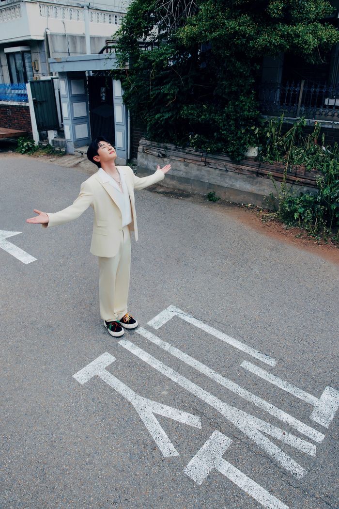 ‘주시고 (Juicy Go) (Duet with 김연자)’ 두 번째 콘셉트 포토. 사진 | 어비스컴퍼니