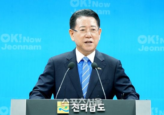 김영록 전라남도지사가 11일 도청 브리핑룸에서 이재명 정부의 획기적 RE100 산업단지 정책에 대한 환영문을 발표하고 있다.=전남도 제공