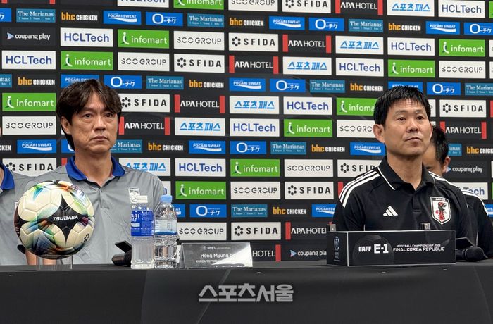 축구대표팀 홍명보 감독과 일본의 모리야스 하지메 감독이 6일 용인미르스타디움에서 열린 동아시안컵 기자회견에서 질문을 듣고 있다.용인 | 정다워 기자