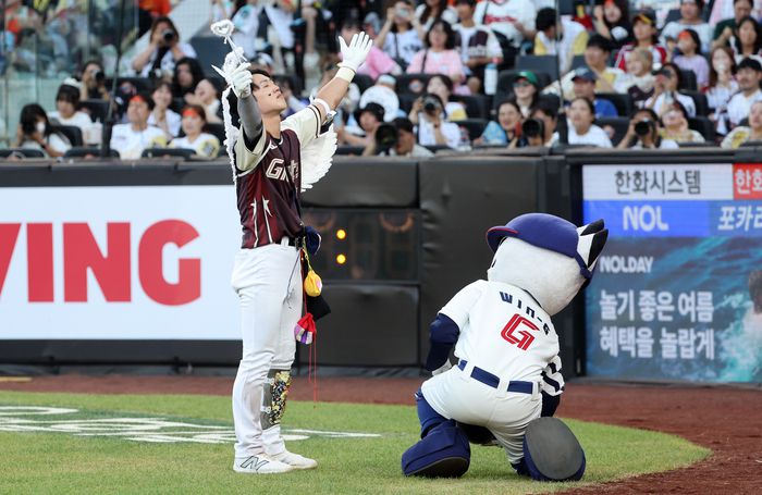 롯데 전민재가 12일 대전 한화생명 볼파크에서 열린 2025 KBO 올스타전에서 날개를 달고 등장하고 있다. 사진 | 연합뉴스
