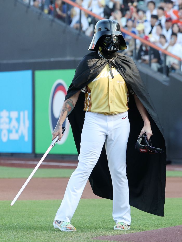 한화 폰세가 12일 대전 한화생명 볼파크에서 열린 2025 KBO 올스타전에서 다스 베이더 분장을 한 채 마운드에 오르고 있다. 사진 | 연합뉴스