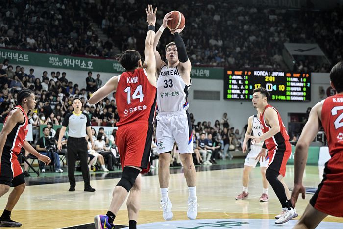 이승현이 11일 안양 정관장 아레나에서 열린 2025 남자농구 대표팀 평가전 일본과 경기에서 슛을 던지고 있다. 사진 | 대한민국농구협회