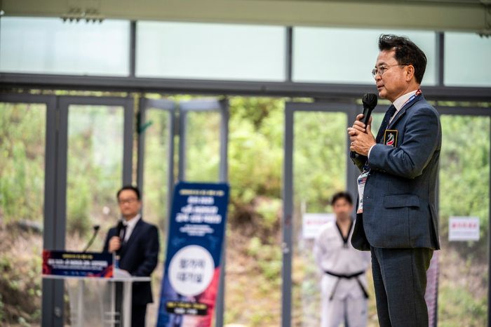 육동한 춘천시장이 13일 일주일간의 뜨거운 여정을 성공리에 마무리한 ‘강원·춘천2025세계태권도문화축제’ 폐막인사를 하고 있다.  사진|춘천레저·태권도조직위원회