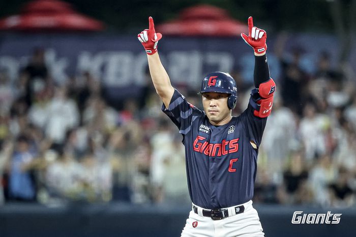 전준우가 적시타를 친 뒤 세리머니를 펼치고 있다. 사진 | 롯데 자이언츠