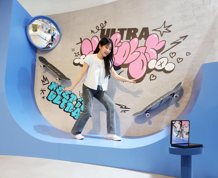 더현대 서울에 오픈한 ‘갤럭시 스튜디오’에서 방문객들이 ‘갤럭시 Z 플립7’으로 인증샷을 촬영하고 있다. 사진 | 삼성전자