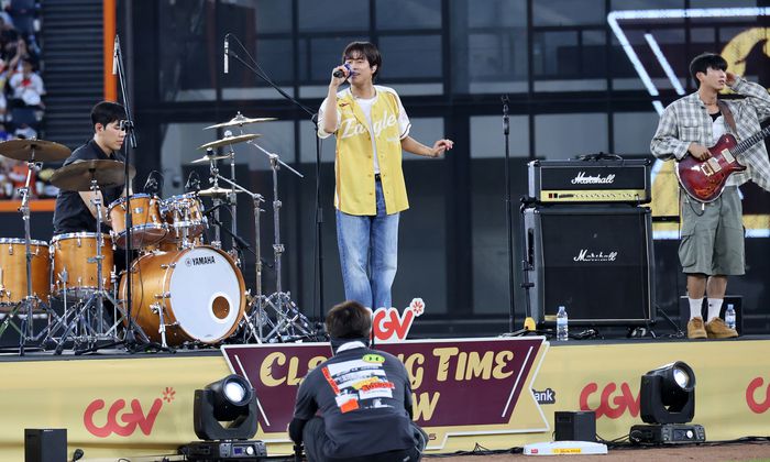 이무진이 클리닝 타임에 공연을 펼치고 있다. 사진 | 연합뉴스