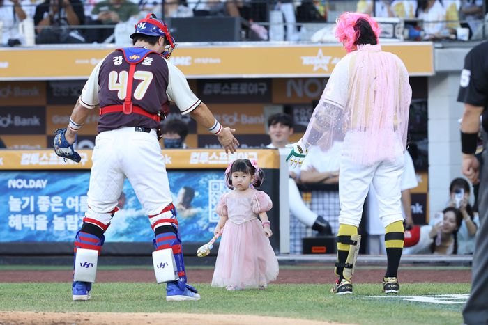 12일 대전 한화생명 볼파크에서 열린 2025 KBO 올스타전에서 나눔 올스타 박찬호(오른쪽)가 ‘하츄핑’ 분장을 하고 딸과 함께 등장했다. 딸이 강민호에게 안기면서 큰 웃음이 터졌다. 사진 | KIA 타이거즈