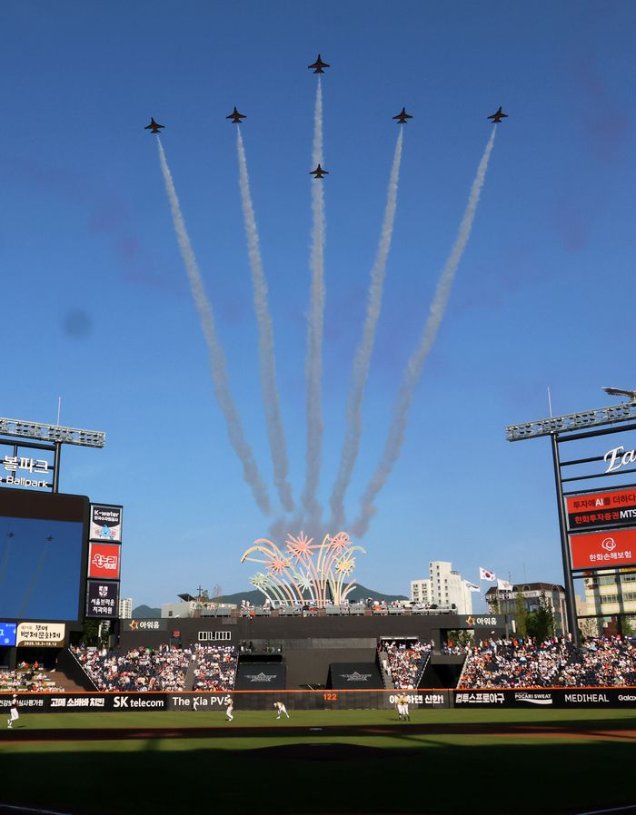 올스타전 시작 전 공군 특수비행 팀 블랙이글스의 에어쇼가 펼쳐지고 있다. 사진 | 연합뉴스