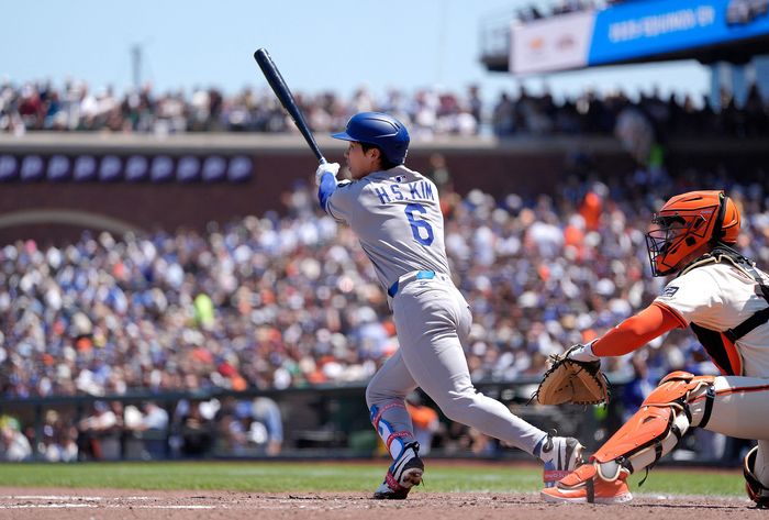 LA 다저스 김혜성이 13일(한국시간) 미국 캘리포니아주 샌프란시스코 오라클 파크에서 열린 2025 메이저리그(ML) 샌프란시스코전에서 6회초 좌중간 적시타를 때리고 있다. 사진 | 샌프란시스코=AFP연합뉴스