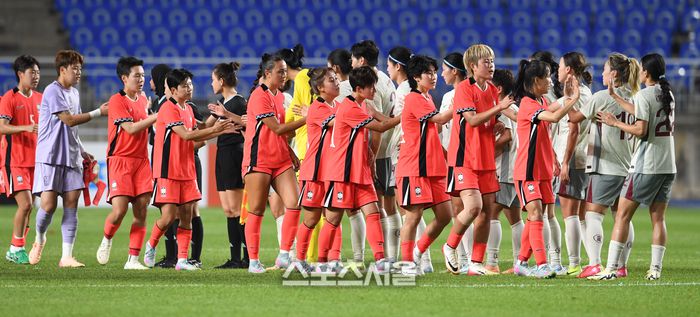 한국 여자축구대표팀 선수들이 9일 수원월드컵경기장에서 열린 ‘EAFF(동아시아축구연맹) E-1 풋볼 챔피언십 2025’ 중국과의 경기에서 2-2 무승부를 거둔 뒤 중국 선수들과 하이파이브를 나누고 있다.  2025. 7. 9. 수원 | 박진업 기자 upandup@sportsseoul.com