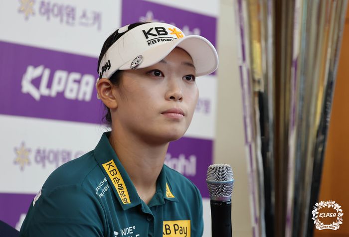 방신실이 13일 하이원CC에서 열린 KLPGA투어 하이원리조트 여자오픈 2025 최종라운드에서 우승을 확정한 뒤 기자회견하고 있다. 사진 | KLPGA