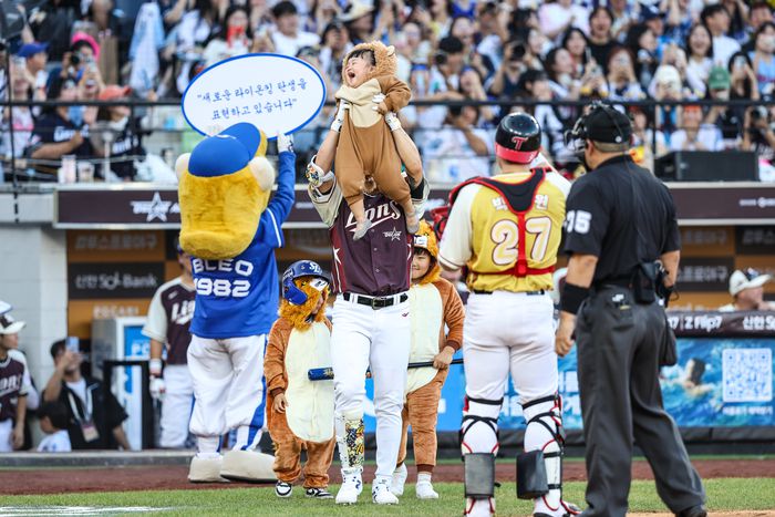 12일 대전 한화생명 볼파크에서 열린 2025 KBO 올스타전에서 드림 올스타 류지혁이 딸 이엘양을 번쩍 들어을리고 있다. 사진 | 삼성 라이온즈