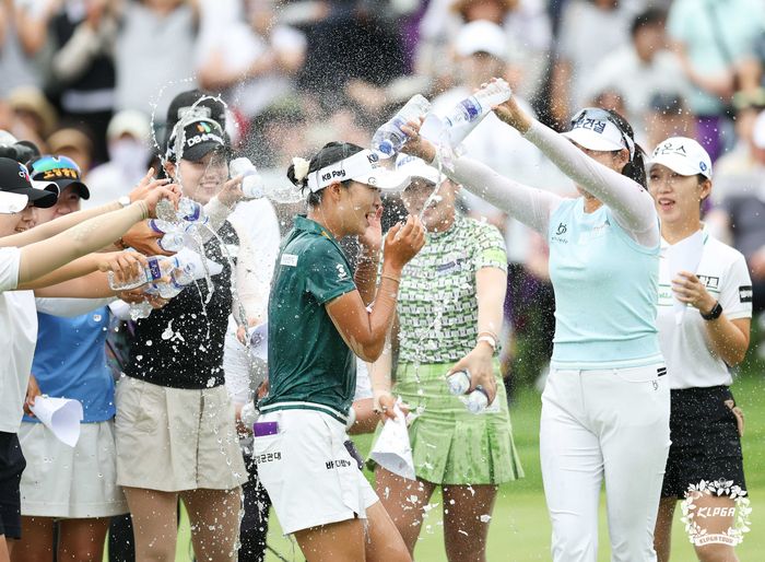 방신실이 13일 하이원CC에서 열린 KLPGA투어 하이원리조트 여자오픈 2025에서 우승을 차지한 뒤 동료들의 물세례를 받고 있다. 사진 | KLPGA