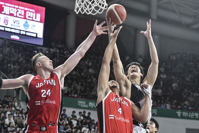 여준석(오른쪽)이 11일 안양 정관장 아레나에서 열린 2025 남자농구 국가대표 평가전 일본과 경기에서 조시 호킨슨(왼쪽), 제이콥스 아키라와 리바운드를 다투고 있다. 사진 | 대한민국농구협회