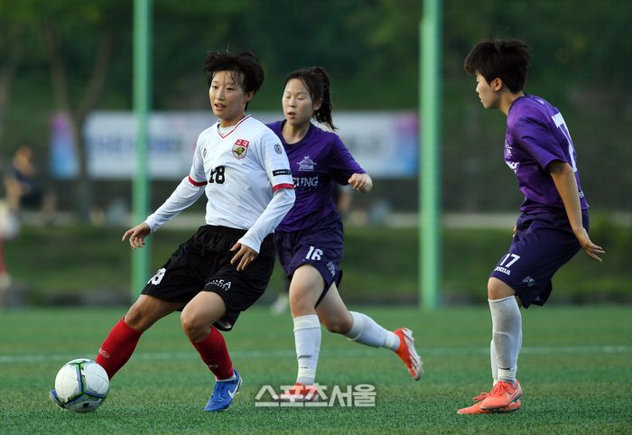 세종 고려대 정다빈(왼쪽)이 25일 경남 합천에서 열린 ‘2025 스포츠케이션 명품도시 합천에서 펼쳐지는 제33회 여왕기 전국여자축구대회’ 대학부 경북 대경대와의 경기에서 동료에게 패스를 하고 있다. 2025. 6. 25.합천 | 박진업 기자 upandup@sportsseoul.com