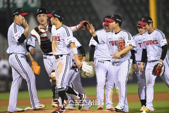 LG 선수들이 8일 잠실구장에서 열린 2025 KBO리그 키움과의 경기에서 4-3으로 승리한 뒤 하이파이브를 나누고 있다 .잠실 | 박진업 기자 upandup@sportsseoul.com