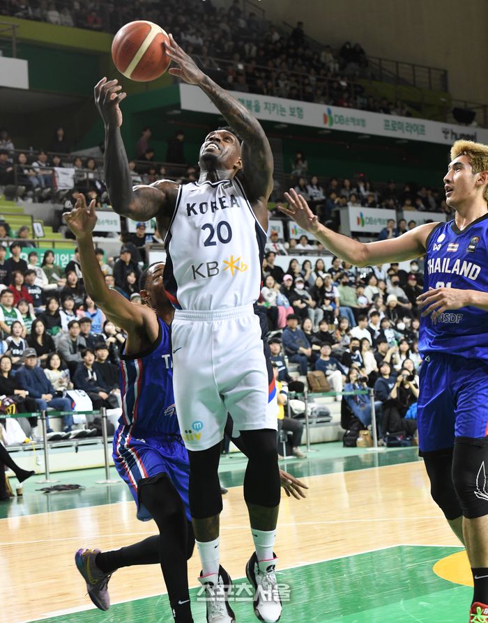 남자농구 대표팀 라건아(가운데)가 지난해 원주종합체육관에서 열린 2025 아시아컵 예선 태국과 예선 경기에서 골밑슛을 하고 있다. 원주 | 박진업 기자 upandup@sportsseoul.com