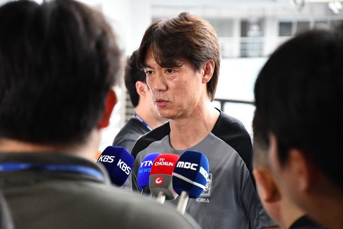 홍명보 축구대표팀 감독이  일본과 2025 동아시아축구연맹(EAFF) E-1 챔피언십(동아시안컵) 남자부 최종 3차전을 하루 앞둔 14일 훈련장인 성남종합운동장에서 취재진과 만나 인터뷰하고 있다. 사진 | 피치커뮤니케이션 강형기기자