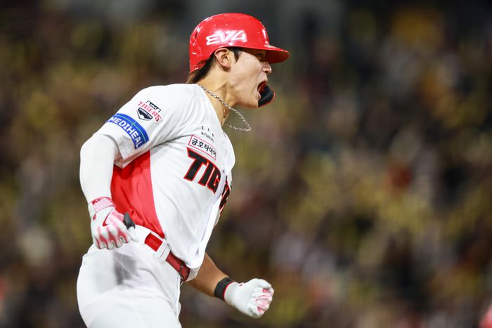 KIA 김도영이 광주-기아 챔피언스 필드에서 열린 2025 KBO리그 LG전에서 1-3으로 뒤진 4회말 무사 만루에서 대타로 나서 동점 2타점 적시타를 때린 후 포효하고 있다. 사진 | KIA 타이거즈