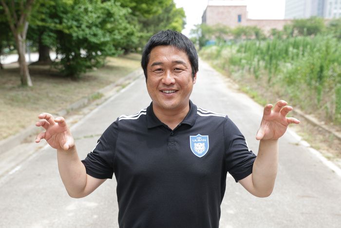 울산 현대고 이승현 감독이 14일 인터뷰를 마친 뒤 포즈를 취하고 있다. 사진｜한국프로축구연맹