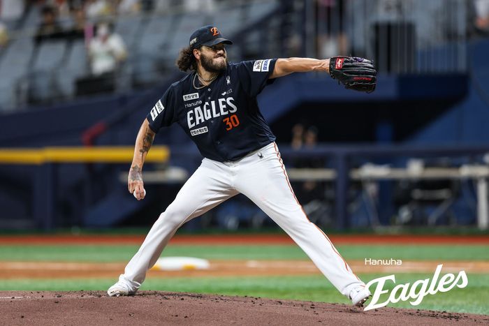 한화 폰세가 4일 고척스카이돔에서 열린 2025 KBO리그 키움전에 선발 등판해 역투하고 있다. 사진 | 한화 이글스