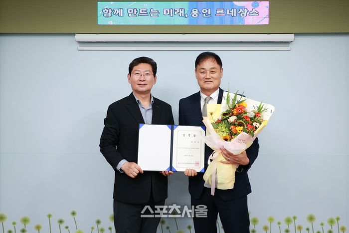 (사진 왼쪽부터) 이상일 시장, 최윤겸 감독. 제공=용인시