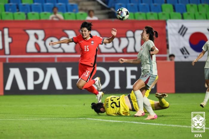 동아시안컵 기간 A보드에 등장한 극우기업 알본 호텔 브랜드 ‘아파’. 사진 | 대한축구협회