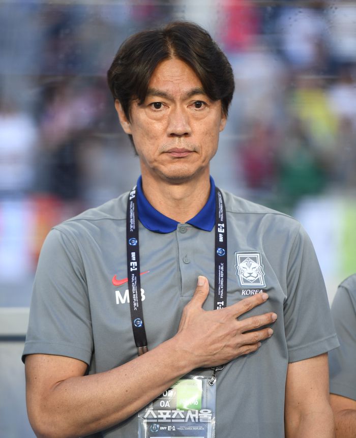 홍명보 감독이 15일 용인 미르스타디움에서 열린 2025 동아시아축구연맹(EAFF) E-1 챔피언십(동아시안컵) 일본과 경기 전 국기에 대한 경례를 하고 있다. 2025. 7. 15.용인 | 최승섭기자 thunder@sportsseoul.com