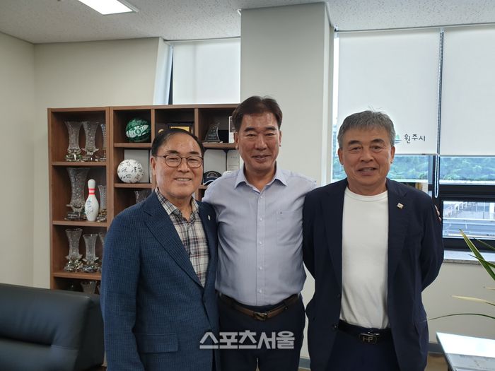 (왼쪽부터)양희구 강원특별자치도체육회장, 정동기 원주시체육회장, 김창호 강원특별자치도골프협회장이 기념촬영을 하고 있다.