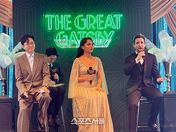 15일 뮤지컬 ‘위대한 개츠비’ 오리지널 서울 론칭 쇼케이스에서 (왼쪽부터) 신춘수 프로듀서, ‘데이지’ 역 센젤 아마디, ‘개츠비’ 역 매트 도일이 한국 관객들에게 처음 인사를 전하고 있다. 사진 | 표권향 기자 gioia@sportsseoul.com