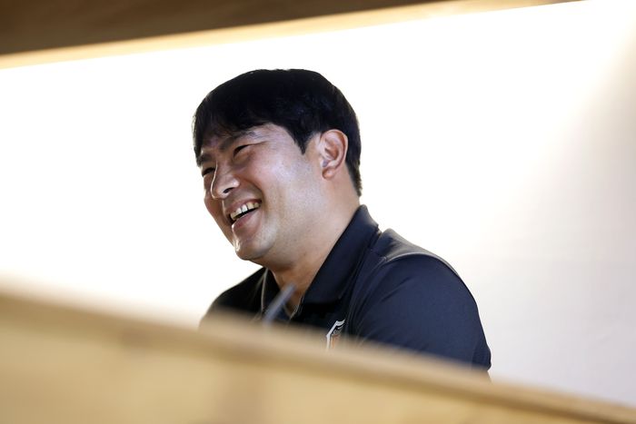 포항 U-18(포항제철고) 황지수 감독이 14일 취재진과 인터뷰에서 취재진 질문에 답하고 있다. 사진｜한국프로축구연맹