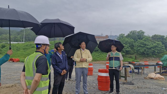 심재국 평창군수가 16일 호우 피해 우려 지역을 현장 점검하고 있다.  사진|평창군청